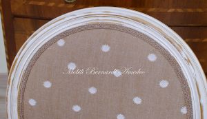 Sedia poltroncina in legno stile classico con finitura molto anticata e consumata tipo shabby